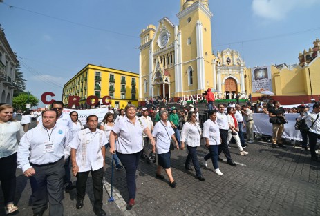 La gobernadora de Veracruz Rocío Nahle encabezó este miércoles su primer desfile por el Día del Trabajo, acompañada de líderes sindicales y funcionarios estatales. Desde el templete oficial, observó el paso de los contingentes junto a integrantes de su Gabinete.