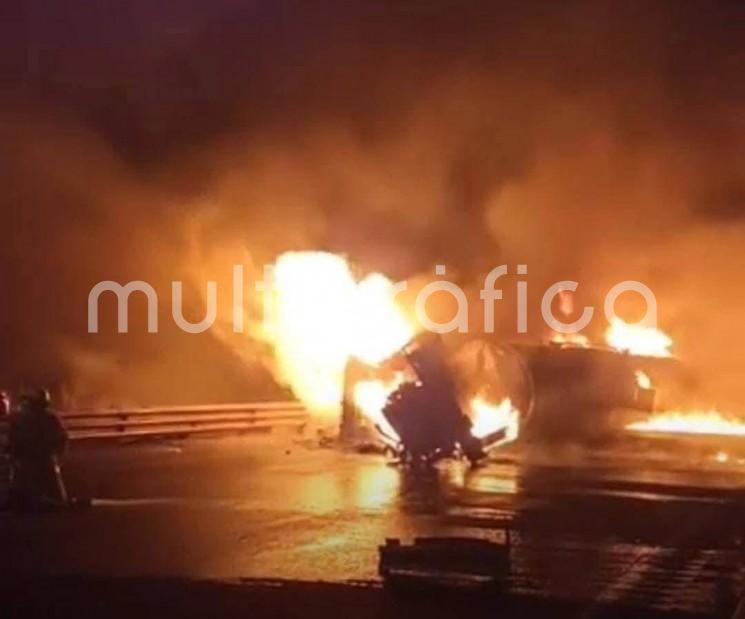 Una explosión de una pipa de gas ocurrió en la autopista Córdoba-Puebla, cerca de Ciudad Mendoza, Veracruz, la noche del 1 de mayo. Afortunadamente, no se han reportado personas lesionadas hasta el momento, aunque la carretera sigue cerrada mientras los equipos de emergencia trabajan en el área.
