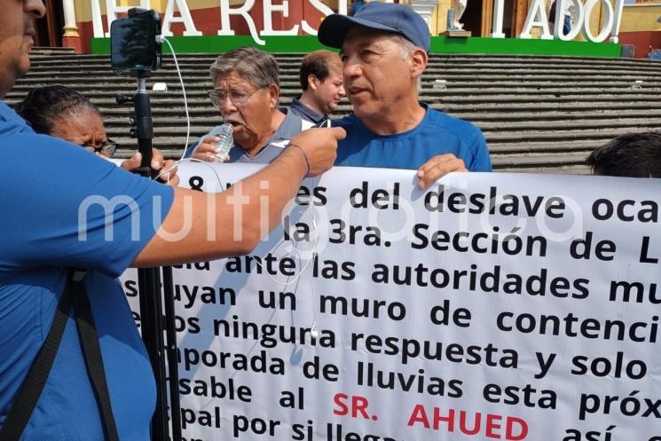Vecinos del Andador Anturios de la Unidad Habitacional Lomas Verdes de la ciudad de Xalapa se manifestaron en la Plaza Sebastián Lerdo de Tejada en protesta por la desatención de las autoridades municipales para la construcción de un muro de contención, pues se corre el riesgo de que se tenga un deslave y afecta a cuatro viviendas en ese lugar.