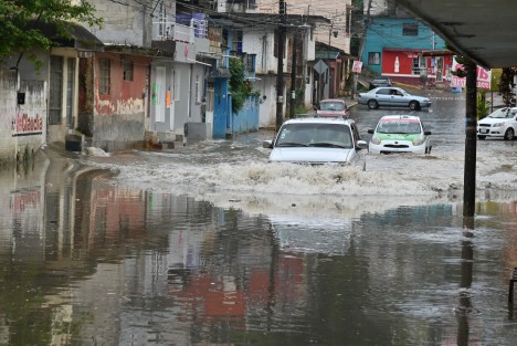 Cerca de las 15:30 horas de este sábado una fuerte  turbonada paso por algunos puntos de la ciudad de Xalapa incluso con caída de granizo en algunas zonas hasta el momento no se reportan daños.