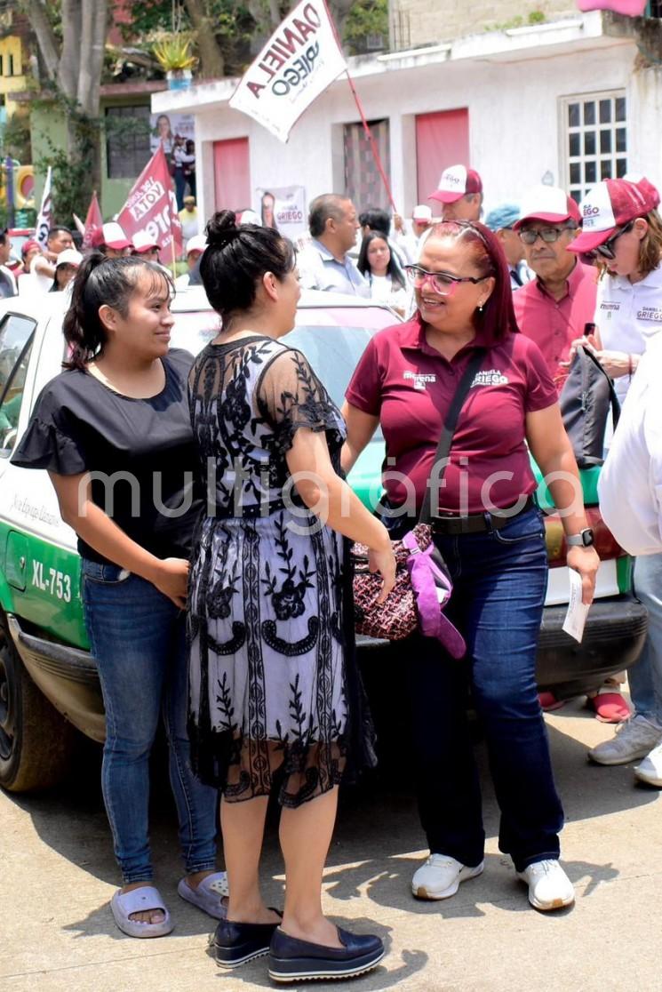 Tras atender varias actividades desde las primeras horas de este domingo, Daniela Griego Ceballos, candidata de la coalición Sigamos Haciendo Historia a la alcaldía de Xalapa, acompañada de su planilla y el diputado local Antonio Ballesteros Grayeb caminaron más de ocho kilómetros en las calles de Lomas del Sumidero, Infonavit Sumidero, Jardines del Castillo y El Tanque.