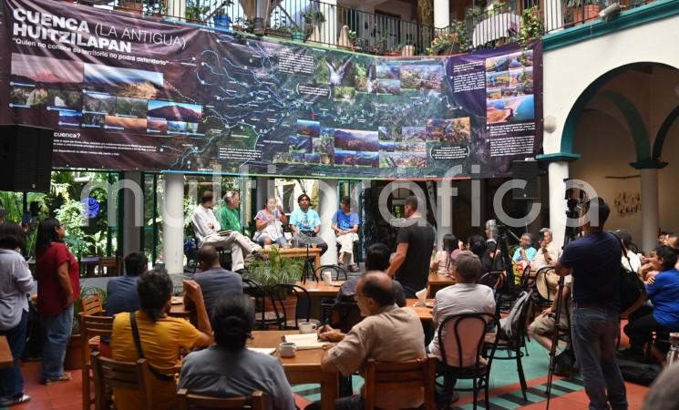 En conferencia de prensa, comunidades de la cuenca del río La Antigua informaron que interpusieron acciones legales debido a la contaminación del afluente con materia orgánica y altos niveles de E. coli, causados por descargas residuales y sanitarias.
El Juzgado 15º de Distrito con sede en Xalapa concedió el 8 de abril una suspensión provisional a favor de las organizaciones PUCARL y TERRAVIDA, ordenando a varios ayuntamientos implementar medidas de saneamiento en el río mientras se resuelve la solicitud de suspensión definitiva.
Además, los activistas exigen que se reconozcan los derechos del río La Antigua.
