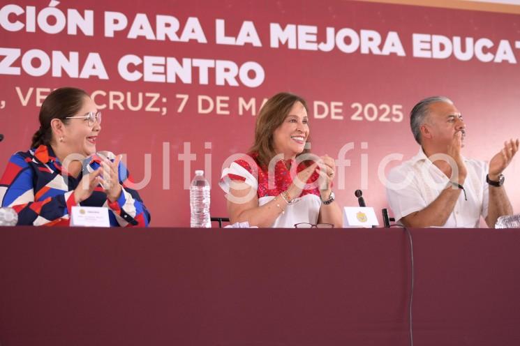 El Gobierno del Estado, a cargo de la gobernadora Rocío Nahle García encabezó la asamblea de trabajo con más de mil directores de planteles estatales y federales para fortalecer la educación pública en Veracruz a partir de los principios de la Nueva Escuela Mexicana.