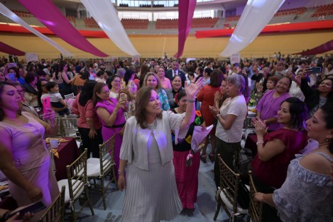 Con motivo del Día de las Madres, el Gobierno de Veracruz organizó un encuentro cultural y una jornada de servicios médicos, dirigida a las trabajadoras de la Administración Pública Estatal.