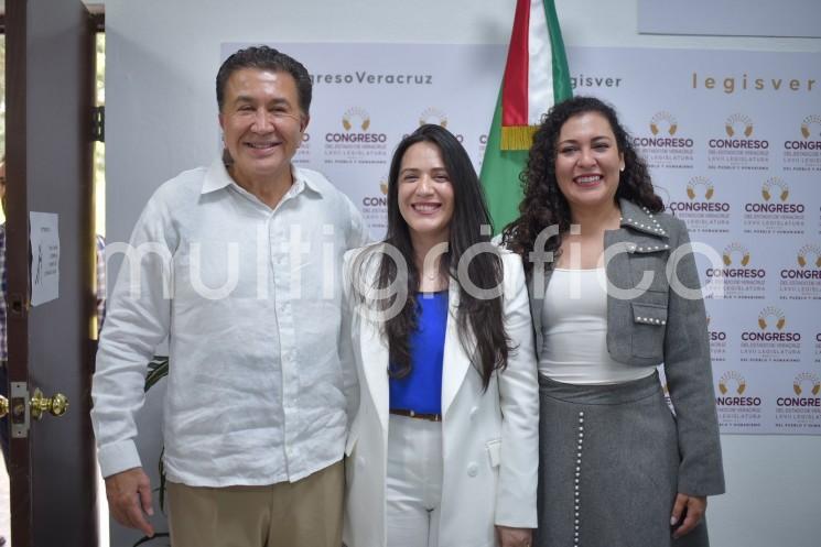 En la cuarta sesión ordinaria, las diputadas Ana Rosa Valdés Salazar y Montserrat Ortega Ruiz y el diputado Héctor Yunes Landa anunciaron su decisión de conformar un Grupo Legislativo Mixto denominado “Veracruz nos une”.