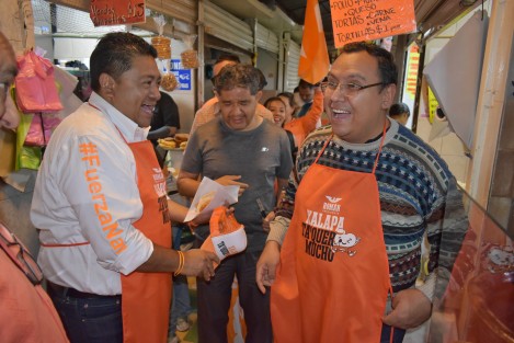 Este domingo, Román Moreno, candidato a la presidencia municipal de Xalapa por Movimiento Ciudadano, realizó un recorrido por diversas colonias de la ciudad y sostuvo encuentros con miembros de la sociedad civil, donde presentó su visión de una ciudad con desarrollo, eficiencia y mejores condiciones para las familias

