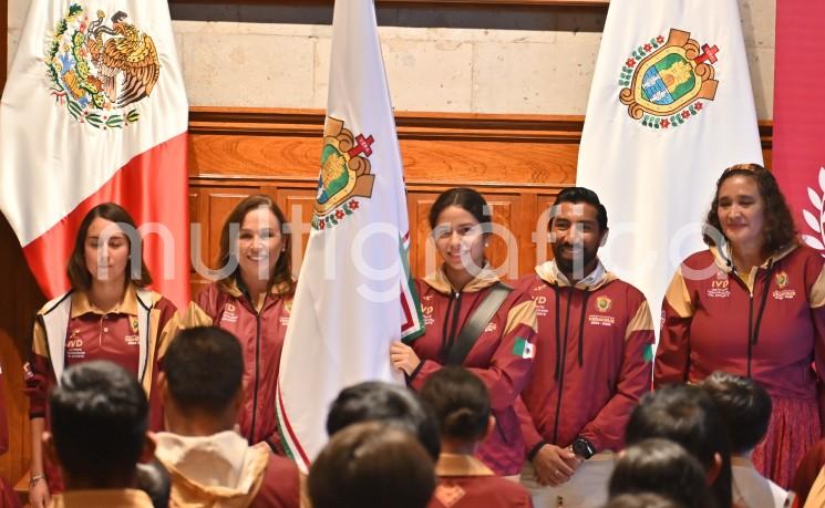 La gobernadora Rocío Nahle, en compañía de autoridades del deporte y de la Secretaría de Educación de Veracruz (SEV), encabezó el abanderamiento de la Delegación Veracruzana que representará a nuestro estado en la Olimpiada Nacional CONADE 2025.
