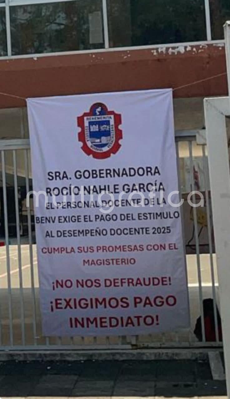 Personal docente de la Benemérita Escuela Normal Veracruzana Enrique C. Rébsamen, exigen el pago de Estimulo al Desempeño Docente 2025 de la Convocatoria 2024-2026 y que corresponde de enero a diciembre del presente año.