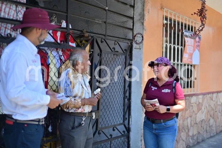  En lo que va de la campaña política rumbo a la alcaldía de Xalapa, la abanderada de la coalición Morena-PVEM, Daniela Griego Ceballos, ha mantenido un ritmo de trabajo discreto, pues su labor de promoción proselitista se realiza en territorio, a ras de piso, tocando cada puerta de los hogares ubicados en lugares impensables de la capital del estado, marcados por altos índices de marginación y desigualdad