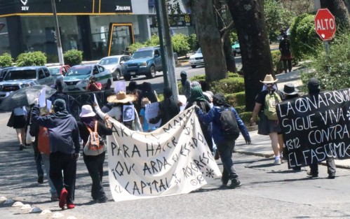 Jóvenes que se identificaban como “anarquistas” y que protestaban inicialmente en el parque de Los Tecajetes, vandalizaron posteriormente las oficinas del INE ubicadas sobre la avenida Ávila Camacho.

Elementos de la Guardia Nacional, quienes resguardan la paquetería electoral en dicho lugar, salieron a dialogar con los manifestantes, quienes al verlos huyeron del sitio.

Los inconformes afirmaron que su protesta fue para no olvidar a activistas y periodistas asesinados durante los gobiernos priistas en Veracruz. “Recordamos a Nadia Vera, a Rubén Espinosa y a muchas personas más que fueron silenciadas”, expresaron.