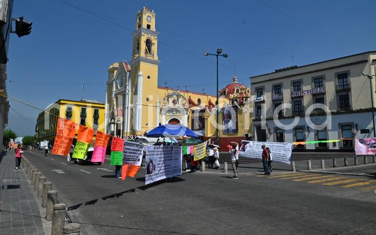 Integrantes del Consejo de Jubilados y Pensionados de Veracruz, A. C. se manifestaron y bloquearon la Avenida Juan de la Luz Enríquez de esta capital para exigir la contratación inmediata de una Aseguradora, que fue cancelada desde noviembre del 2021 por el entonces gobernador Cuitláhuac García Jiménez y que a la fecha no se les ha cubierto el Seguro de vida institucional.