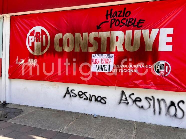 
La dirigencia estatal del Partido Revolucionario Institucional (PRI) en Veracruz, condenó los actos vandálicos y agresiones, que un grupo de encapuchados realizaron en la sede estatal del tricolor el mediodía de este jueves.