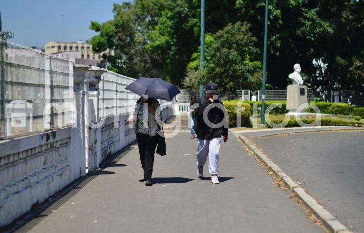 Frente a las altas temperaturas que se registran en la entidad, la Secretaría de Salud (SS), a través del Centro Regulador de Urgencias Médicas (CRUM), exhorta a la población a mantenerse hidratada, evitar exposición al sol por tiempos prolongados y vestir ropa ligera para evitar golpes de calor.