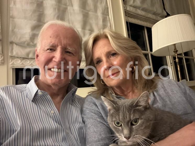 Después de ser diagnosticado con cáncer de próstata el expresidente de los Estados Unidos, Joe Biden, agradeció  a través de su cuenta de X el apoyo recibido, mensaje que acompaño con una selfie donde se le ve muy sonriente junto a su esposa Jill Biden y su gato.
