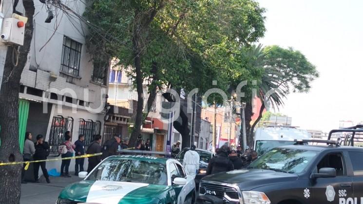 Escena del crimen en Calzada de Tlalpan, asesinados Ximena Guzmán, secretaria particular de Clara Brugada Jefa de Gobierno, y el asesor José Muñoz, en la colonia Moderna de CDMX. Autoridades investigan el crimen con apoyo del Gobierno federal para dar con los responsables.