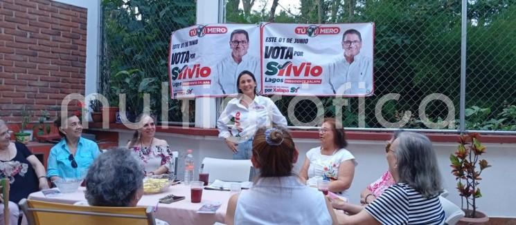 En una emotiva reunión con maestras jubiladas, encabezada por Karem Rached Pulido, esposa del candidato del PRI Silvio Lagos, le externaron su fuerte respaldo en esta tarea para reconstruir la capital.