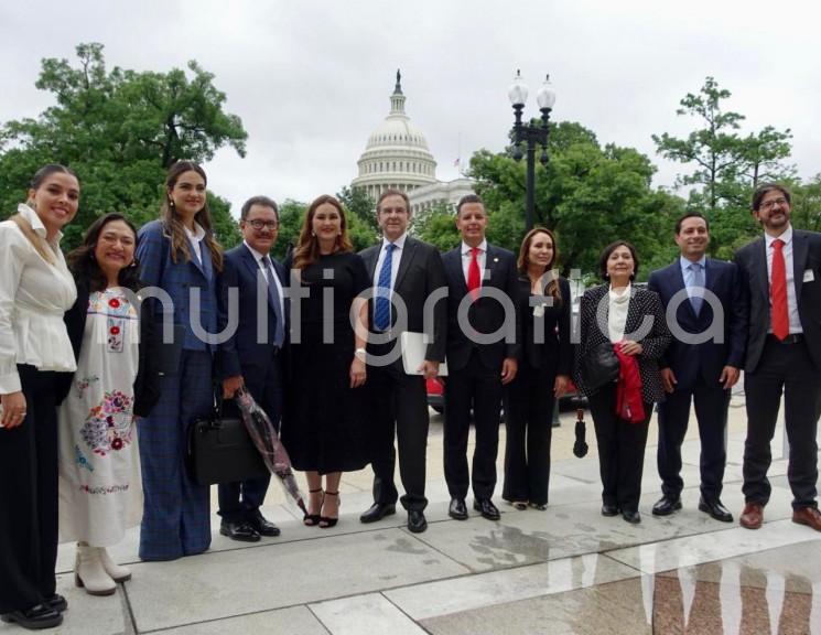 El embajador Esteban Moctezuma informó que el Comité de Reglas de la Cámara de Representantes de EE. UU. aprobó reducir el impuesto a las remesas del 5% al 3.5%. La presidenta Claudia Sheinbaum y legisladores mexicanos destacaron la importancia de proteger la economía de los migrantes.
