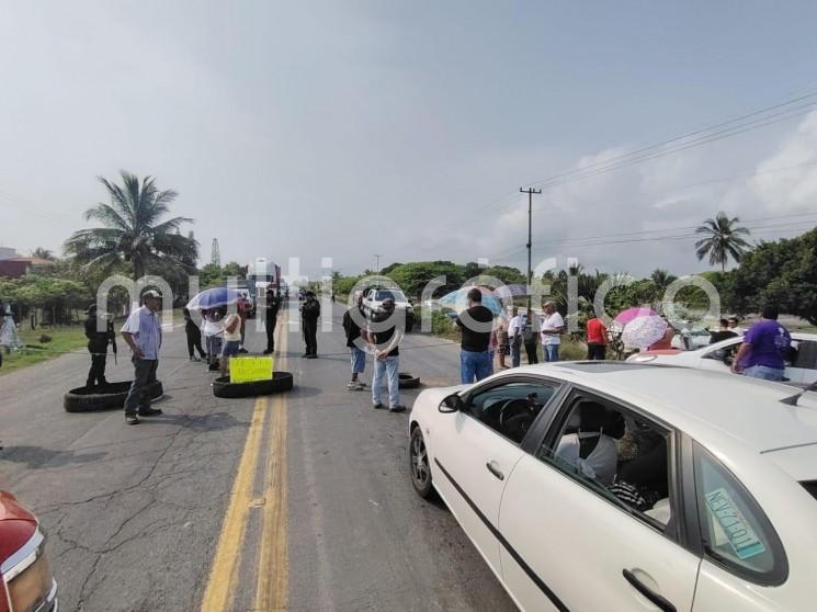 Habitantes de Flores Magón, Tecolutla, bloquearon la carretera federal Poza Rica–Cardel en protesta por los constantes apagones que afectan su comunidad; exigen la intervención de autoridades y la CFE para resolver el problema.