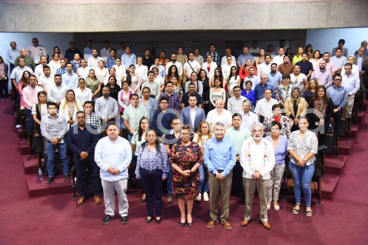 En la jornada de capacitación para el proceso de entrega-recepción de la administración pública municipal 2022-2025, el presidente de la Comisión Permanente de Vigilancia del Congreso del Estado, diputado Miguel Guillermo Pintos Guillén, respaldó las acciones emprendidas desde esta Soberanía para que las y los servidores públicos municipales cuenten con los medios e instrumentos que favorezcan una ordenada transición de la administración para beneficio de la población.
