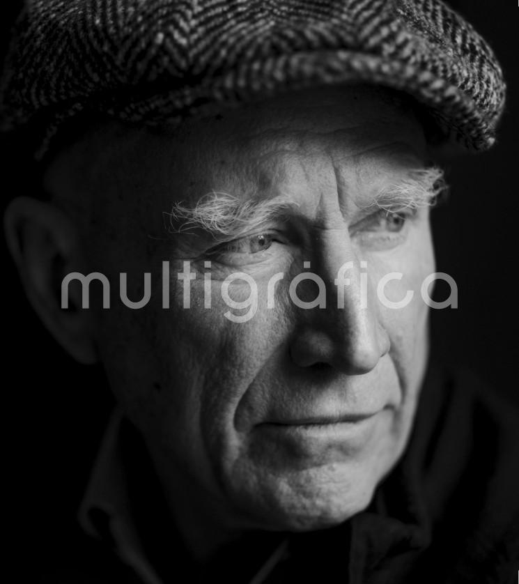 Sebastião Salgado (1944–2025), fotógrafo brasileño y referente mundial del fotoperiodismo social y ambiental, falleció en París a los 81 años. Su obra capturó con fuerza poética las realidades más crudas de la humanidad y la naturaleza.