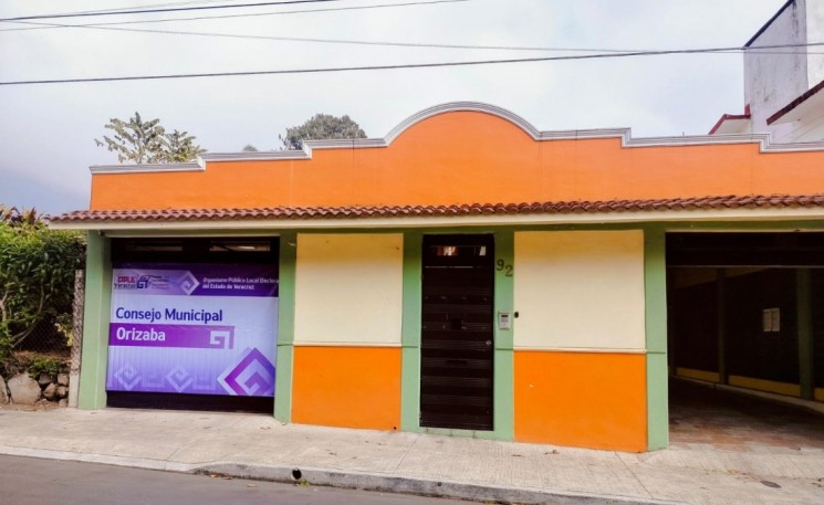 Josué Ramón Ubaldo Olvera, presidente del Consejo Municipal 119 del Organismo Público Local Electoral (OPLE) en Orizaba, presentó su renuncia la noche del viernes, generando incertidumbre sobre la coordinación de los comicios en esta demarcación.