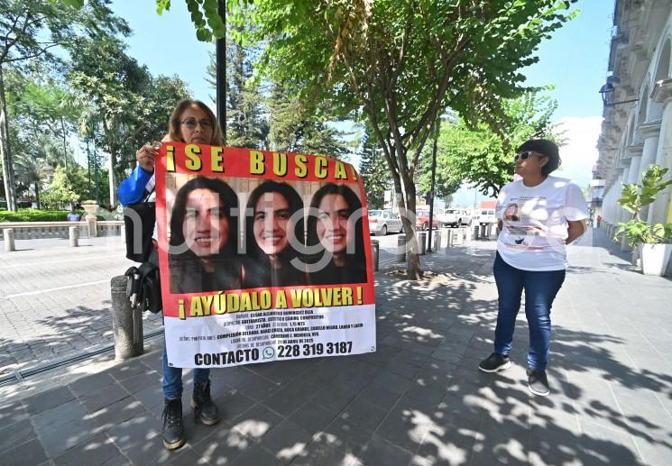 Lourdes Olea, madre de César Alejandro Domínguez, joven desaparecido en Ciudad Mendoza desde el 21 de abril, exige a la Fiscalía acelerar la búsqueda y señala al comandante Macario Benítez como presunto responsable. “Mi hijo no es una estadística”, declaró en conferencia.