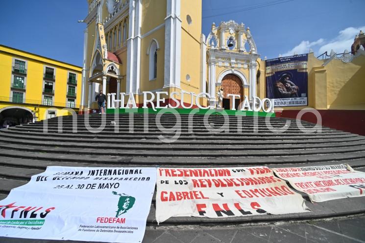 Integrantes del Frente Nacional de Liberación Social (FNLS) realizaron una manifestación en la Plaza Lerdo para exigir justicia por el asesinato de Gregorio de la Cruz y la liberación de Higinio Bustos. Solicitarán audiencia con la gobernadora Rocío Nahle para abordar ambos casos y denunciar omisiones de autoridades judiciales y ministeriales.