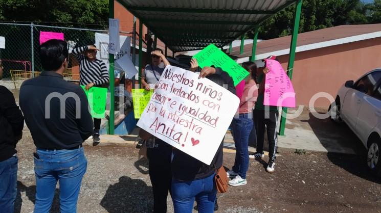 Padres de familia del Jardín de Niños Genoveva Cortés, ubicado en el Circuito Quetzalcóatl de la colonia Moctezuma en esta ciudad de Xalapa, tomaron el plantel educativo, en protesta por la separación de sus funciones de la profesora Ana Patricia Martínez Zamora, quien fue acusada falsamente de presunto maltrato infantil.