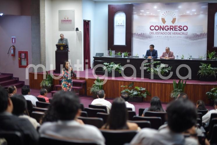 El interés común entre los involucrados, la mediación de controversias y los buenos acuerdos son algunos conceptos mencionados por la diputada Roxana Barragán Hernández durante su participación en la conferencia magistral titulada Mecanismos alternativos de solución de controversias sociales, impartida por el abogado Vito Lozano Vázquez.