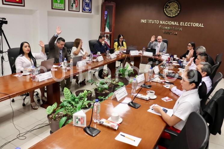 Al ponderar que el espíritu democrático de la ciudadanía veracruzana, como instrumento insustituible para garantizar la transición pacífica del poder, Josué Cervantes Martínez, Presidente del Consejo Local, exhortó a las y los ciudadanos ejercer su derecho de emitir su votar en armonía y con la firme convicción de que cada voto cuenta.