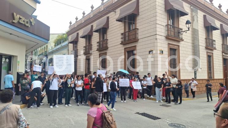 Estudiantes del Colegio Preparatorio de Xalapa se manifestaron en el plantel y calles del centro para rechazar el cambio de director.