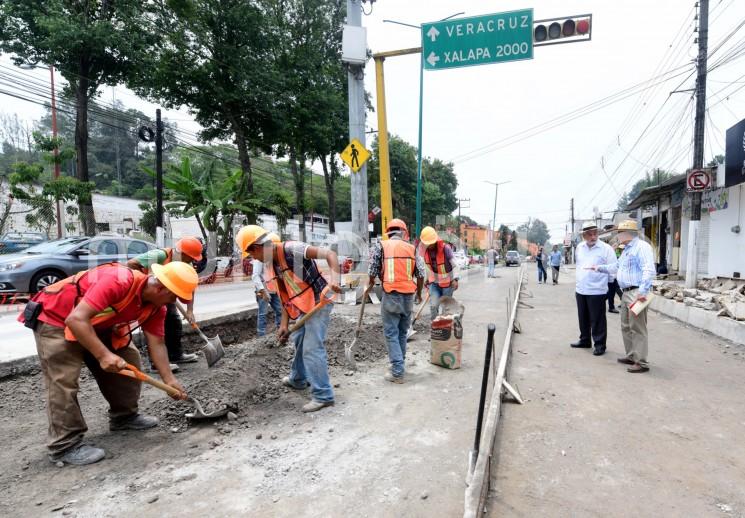 En Xalapa el recurso público se aplica de forma transparente y con eficiencia para mejorar la movilidad, la conectividad y brindar servicios de calidad a la población, afirmó el alcalde Alberto Islas Reyes, durante un recorrido que realizó para verificar el avance que registra la obra pública 2025 y las acciones de pavimentación ya concluidas en diversas colonias de la ciudad.