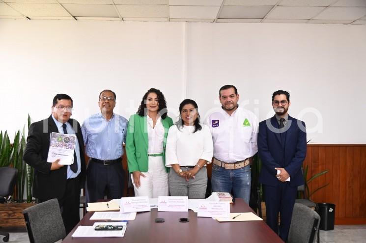 Las diputadas Imelda Garrido Alvarado y Roxana Barragán Hernández, presidenta y secretaria, respectivamente, de la Comisión Permanente de Medio Ambiente, Recursos Naturales, Cambio Climático y Protección Animal, atendieron a representantes de galleros del estado de Veracruz, con quienes dialogaron sobre las disposiciones legales que rigen dicha actividad.