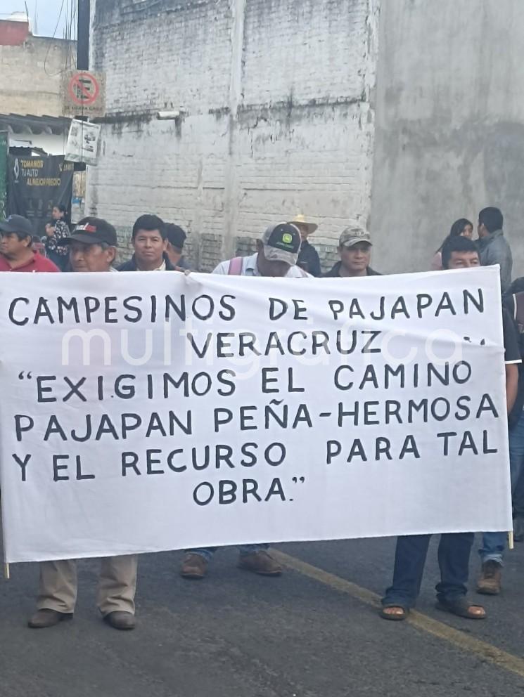 Exigen la construcción de la carretera Pajapan-Peña Hermosa, que en campaña prometió la gobernadora Rocío Nahle su realización.