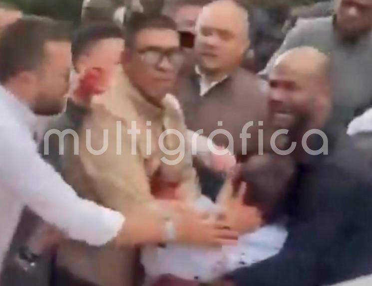 Miguel Uribe Turbay, minutos después del atentado, fue auxiliado por sus colaboradores y trasladado en medio del caos a una clínica de Bogotá. Imágenes del momento circularon rápidamente en redes sociales.

