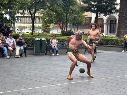 Con la finalidad de promover, preservar y honrar los juegos antiguos, hoy Xalapa fue testigo del inicio del primer Torneo Cultural Patolli y la Demostración de Ullama 2025.
El parque Benito Juárez fue sede de la inauguración de este evento cultural, con la demostración del juego de ullama, talleres y venta de souvenirs autoridades de del deporte y municipales presentes durante la presentación 