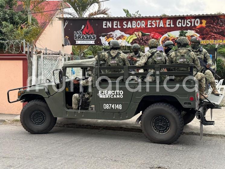 En Poza Rica, Veracruz, un taxista fue secuestrado con violencia por un grupo armado mientras comía en el restaurante “Las Brasas”, ante la mirada de comensales y transeúntes. Mientras los delitos de alto impacto aumentan en la zona norte del estado, las autoridades siguen centradas en los resultados electorales, dejando a la ciudadanía en estado de indefensión

