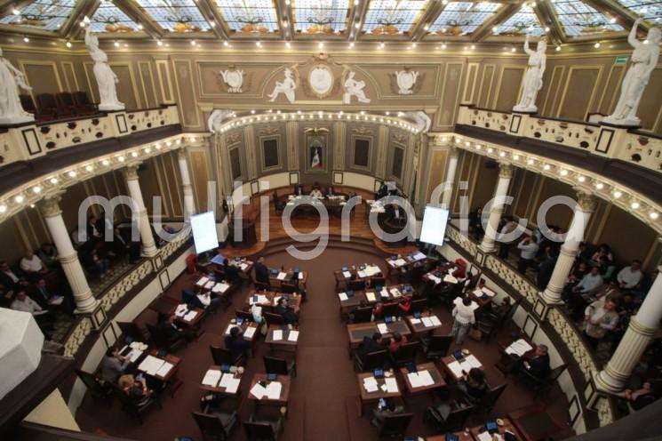 El Congreso de Puebla aprobó reformas al Código Penal que tipifican el “ciberasedio”, penalizando con hasta tres años de prisión a quienes insulten o agravien a otros de forma insistente a través de medios digitales. Organizaciones defensoras de la libertad de expresión, como Artículo 19 y la Red de Periodistas de Puebla, advierten que la nueva ley puede vulnerar derechos fundamentales y criminalizar el discurso ofensivo.

