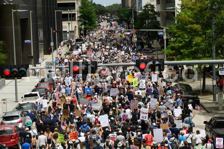 Se manifestaron alrededor de unas 30 mil personas este sábado en el centro de Los Ángeles para protestar pacíficamente contra las políticas migratorias del presidente Donald Trump, en una de las concentraciones más grandes de una jornada nacional de movilizaciones.
