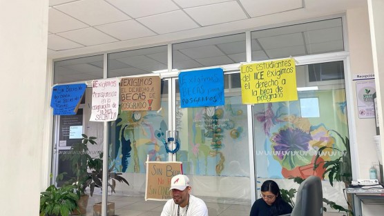 Estudiantes de Posgrado de diferentes, especialidades, de la Universidad Veracruzana (UV) tomaron las instalaciones en protesta por el incumplimiento de las autoridades universitarias en el otorgamiento de becas solicitadas para poder sufragar sus gastos.

