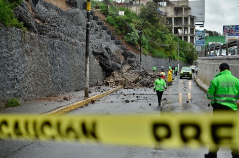 Colapso muro de contención ante la fuerte descarga de lluvia , ( carril de incorporación ) blvd Xalapa -Banderilla