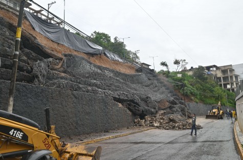 El muro de contención que sostenía la calle Prolongación Ruiz Cortines (terminado hace 5 meses) colapsó esta mañana, a un costado del puente Macuiltépetl, en el bulevar Xalapa–Banderilla.

Las rocas cayeron en uno de los carriles laterales en dirección a SEFIPLAN.
Maneje con cuidado si pasa por la zona.
