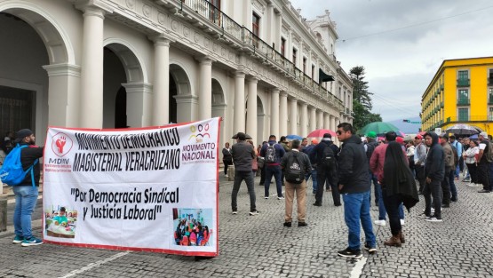 Integrantes del Movimiento Democrático Magisterial Veracruzano encabesados por Galdino Diego Pérez Castañeda bloquearon la calle de Enríquez.