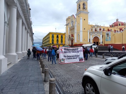 Integrantes del Movimiento Democrático Magisterial Veracruzano encabesados por Galdino Diego Pérez Castañeda bloquearon la calle de Enríquez.