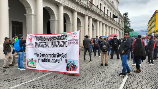 Integrantes del Movimiento Democrático Magisterial Veracruzano encabesados por Galdino Diego Pérez Castañeda bloquearon la calle de Enríquez.