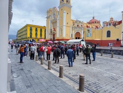 Integrantes del Movimiento Democrático Magisterial Veracruzano encabesados por Galdino Diego Pérez Castañeda bloquearon la calle de Enríquez.