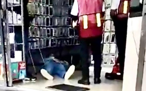 Se registró la tarde de este lunes un ataque armado en plaza crystal al interior de un local de telefonía. Hasta el momento se reportan dos personas heridas.