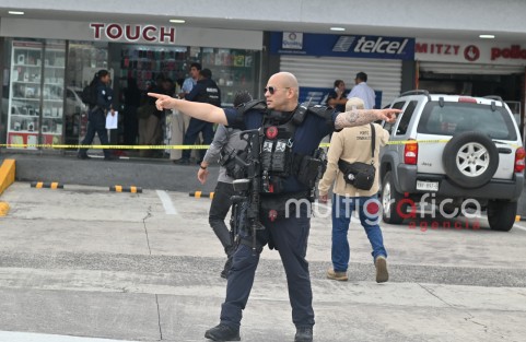 Dos hombres armados asaltaron a Jesús Alfonso Romero, ingeniero de Obras Públicas de #Coatepec, quien se encontraba acompañado por otra persona. Ambos acababan de retirar una fuerte suma de dinero de la sucursal Banorte.
Les robaron aproximadamente $200 mil y resultaron heridos tras recibir disparos durante el atraco.
Los delincuentes huyeron en motocicleta con rumbo a Urban Center.
 La zona fue acordonada y se desplegó un operativo policial.
