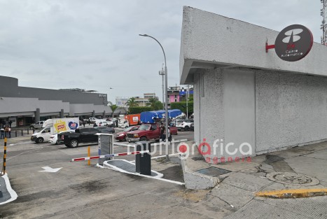 Dos hombres armados asaltaron a Jesús Alfonso Romero, ingeniero de Obras Públicas de #Coatepec, quien se encontraba acompañado por otra persona. Ambos acababan de retirar una fuerte suma de dinero de la sucursal Banorte.
Les robaron aproximadamente $200 mil y resultaron heridos tras recibir disparos durante el atraco.
Los delincuentes huyeron en motocicleta con rumbo a Urban Center.
 La zona fue acordonada y se desplegó un operativo policial.
