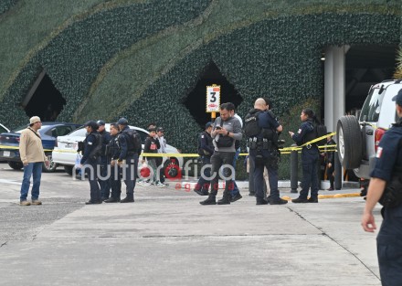 Dos hombres armados asaltaron a Jesús Alfonso Romero, ingeniero de Obras Públicas de #Coatepec, quien se encontraba acompañado por otra persona. Ambos acababan de retirar una fuerte suma de dinero de la sucursal Banorte.
Les robaron aproximadamente $200 mil y resultaron heridos tras recibir disparos durante el atraco.
Los delincuentes huyeron en motocicleta con rumbo a Urban Center.
 La zona fue acordonada y se desplegó un operativo policial.
